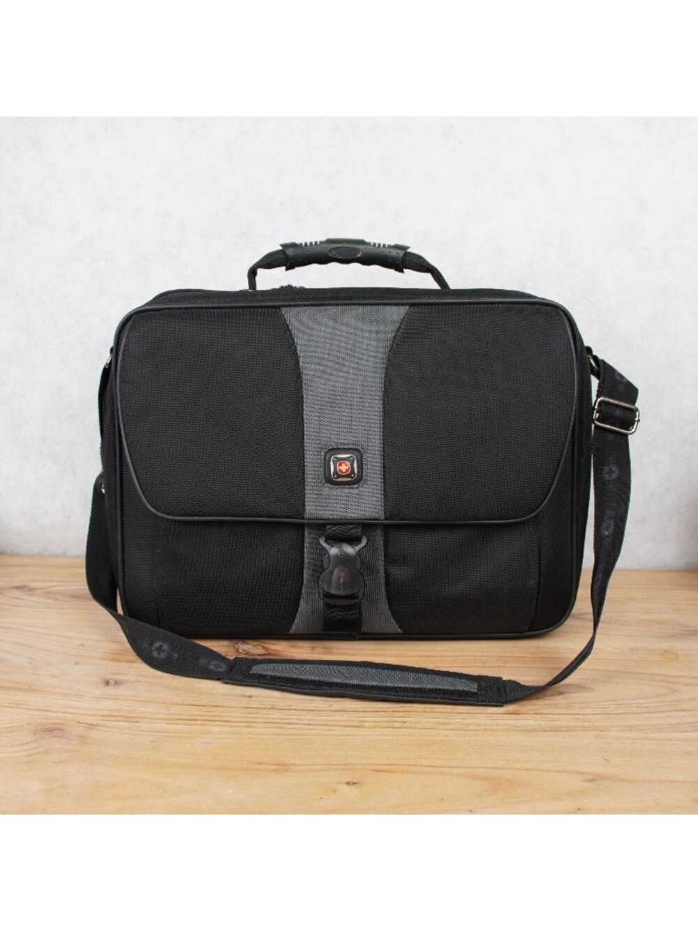 Wenger SwissGear SIERRA 17" Laptop Shoulder Messenger Bag Padded Notebook Case
